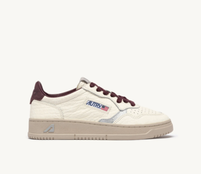 Zapatillas bajas Medallist en piel higo y plateada.